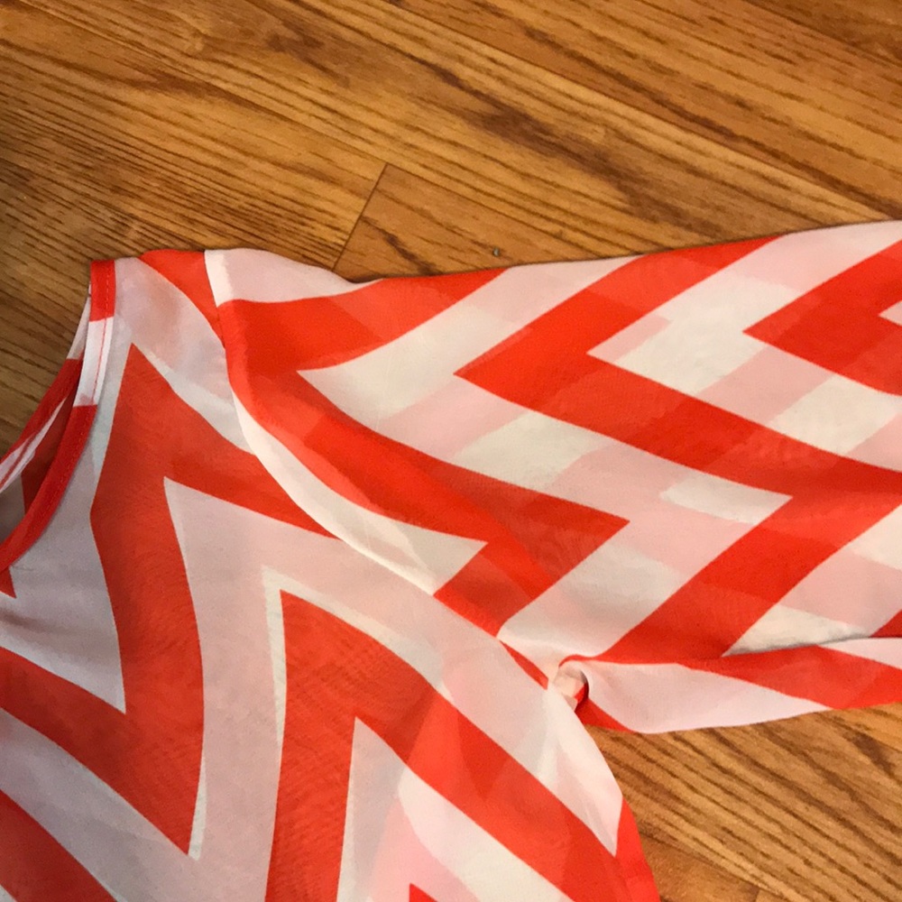 Chevron Blouse size Small 💕 - Picture 6 of 8